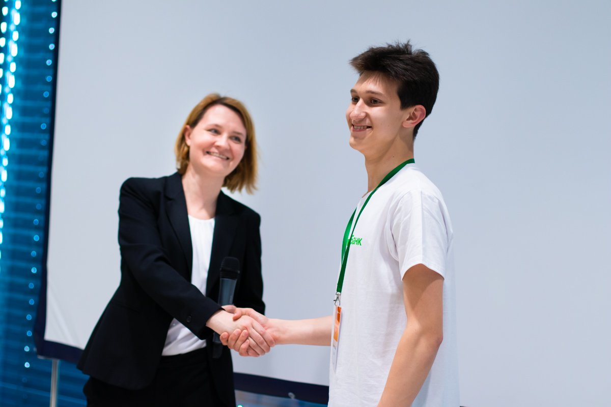 Татьяна Луценко вручает билеты на фестиваль блогеров "ВидеоЖара" участнику за лучшую презентацию