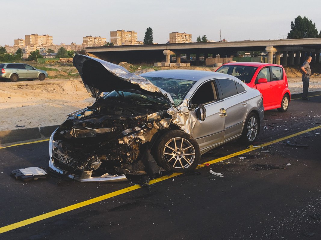 В результате аварии, в которую попали автомобили Volkswagen, Daihatsu и «Нива», пострадали три человека