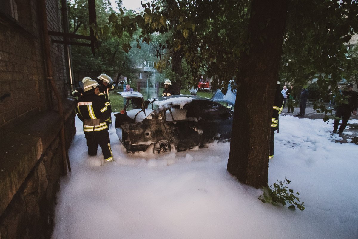 Огонь серьезно повредил всю заднюю часть и салон машины