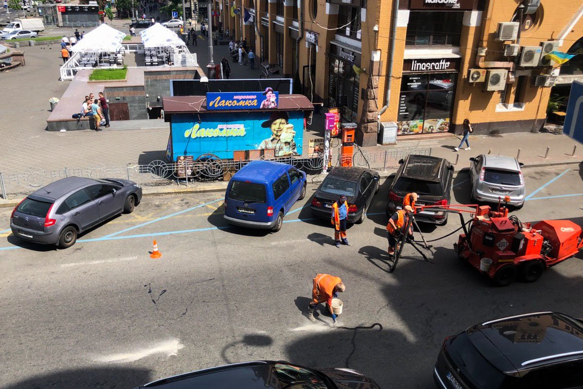 Вдоль бизнес-центра ARENA City проводится заливка трещин