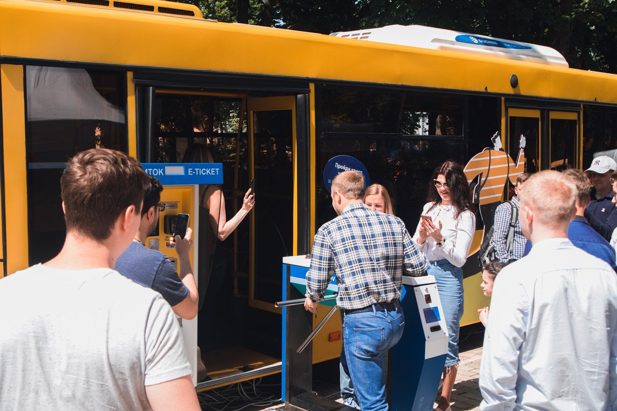Участники должны были разделиться на несколько групп и пройти все препятствия, которые поджидали в салоне Участники должны были разделиться на несколько групп и пройти все препятствия, которые поджидали в салоне