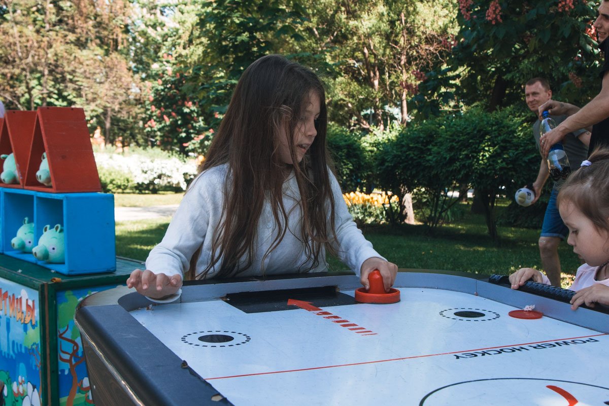 У воздушного хоккея немало юных фанаток У воздушного хоккея немало юных фанаток