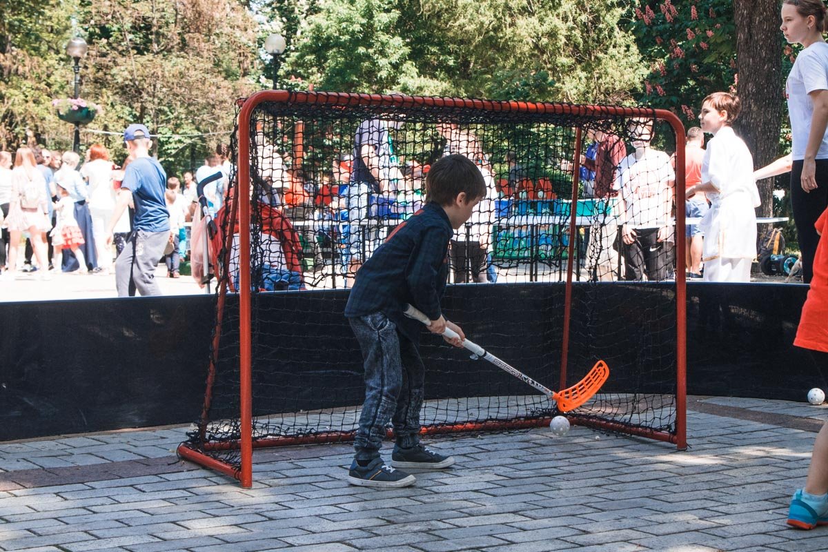 Хоккей на асфальте также собрал своих спортсменов Хоккей на асфальте также собрал своих спортсменов