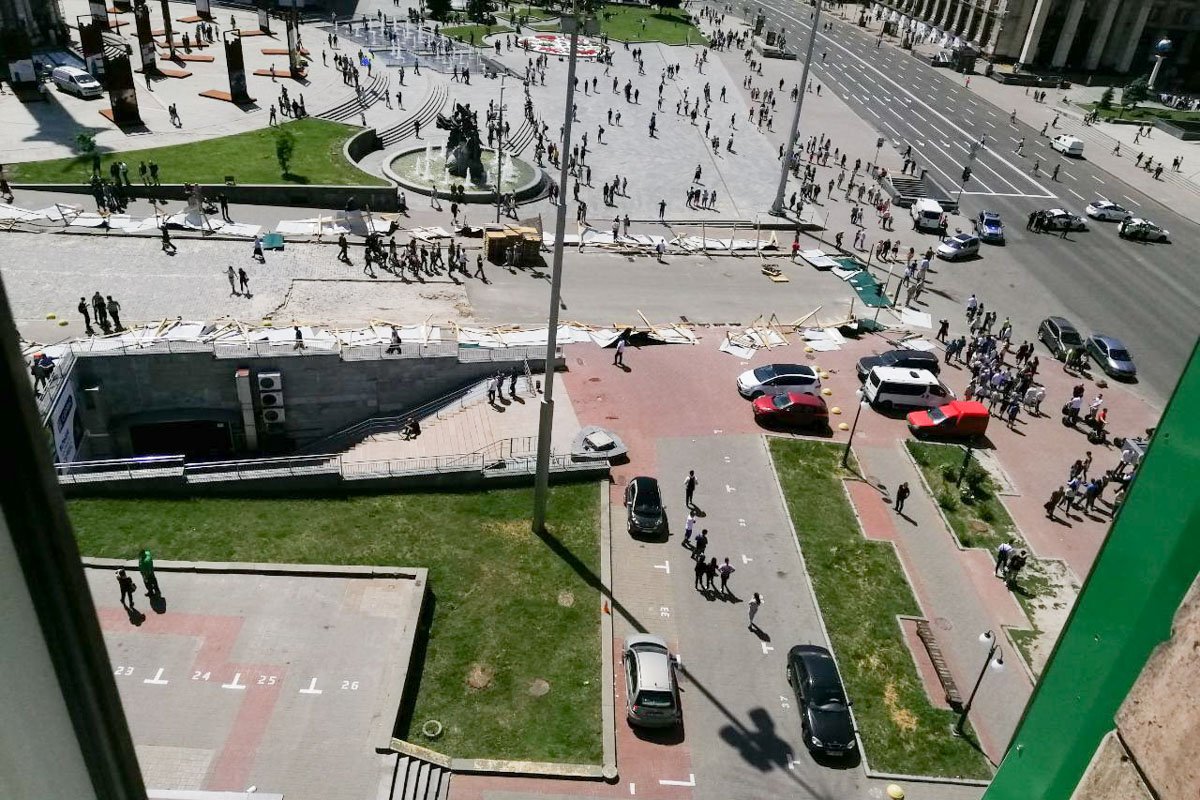 На фото видно, как вдоль улицы лежат заваленные строительные перекрытия