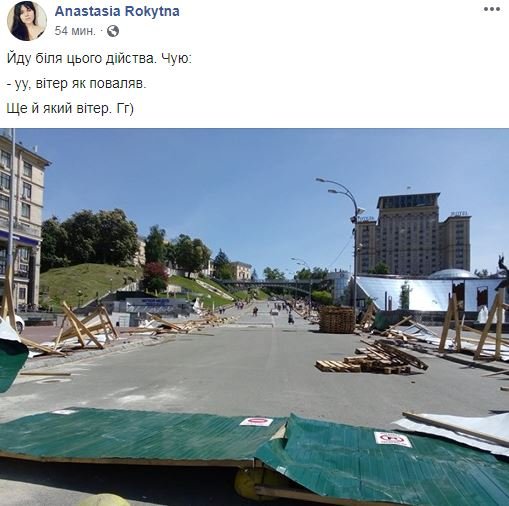 В Киеве на Институтской неизвестные разгромили строительный забор вдоль всей улицы 2