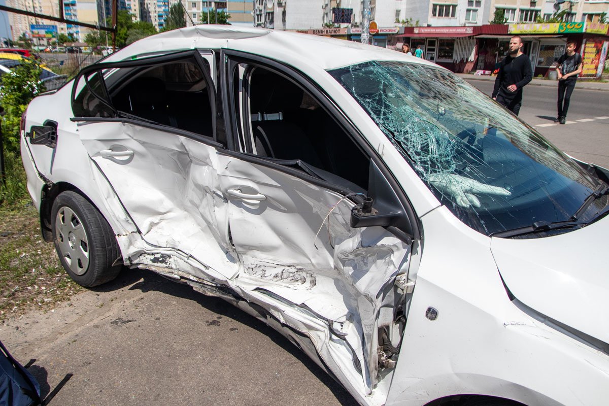 В аварии пострадала девушка-водитель Skoda В аварии пострадала девушка-водитель Skoda