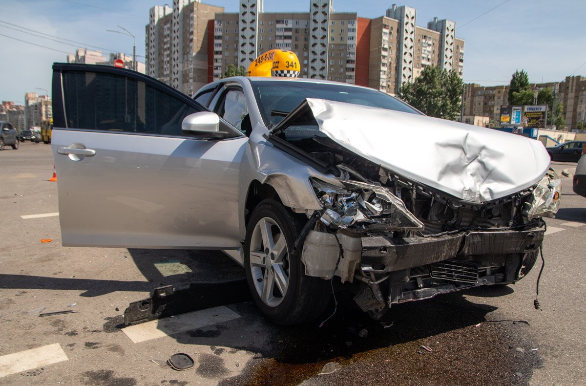 Toyota службы таксиста протаранила ее автомобиль Toyota службы таксиста протаранила ее автомобиль