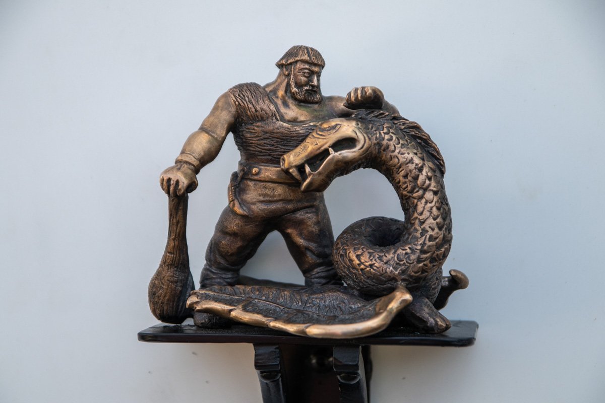 На ней изображен Кирилл Кожемяка