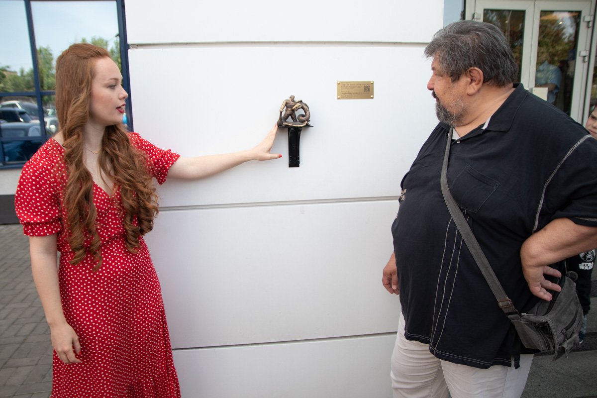 Презентовали мини-скульптуру автор проекта Юлия Бевзенко и скульптор Марко Галенко