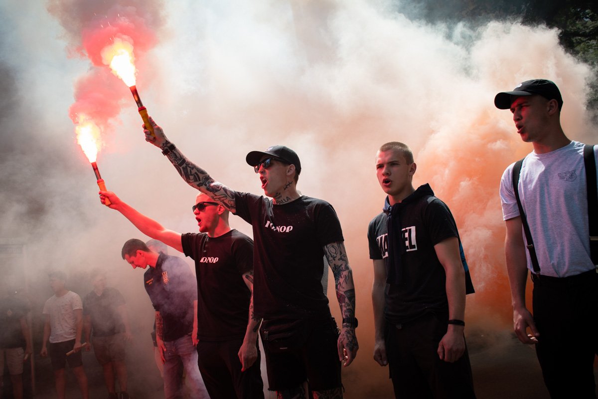 Во время акции жгли файеры и дымовые шашки Во время акции жгли файеры и дымовые шашки