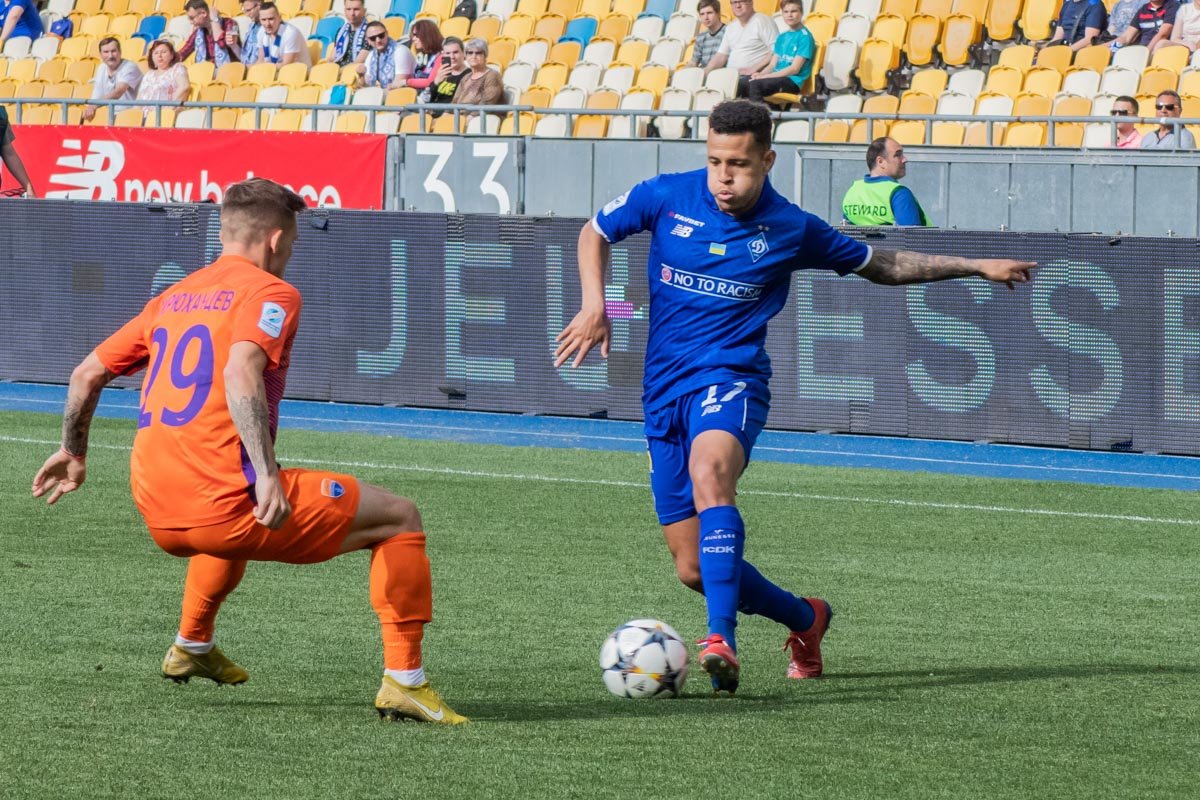 Виталия Миколенко на позиции левого защитника заменял Сидклей Виталия Миколенко на позиции левого защитника заменял Сидклей