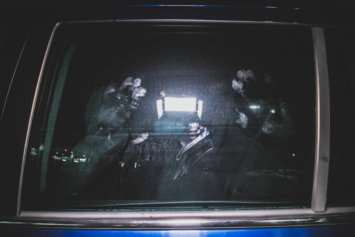 Нетрезвый водитель автомобиля Opel Zafira службы такси Uber чуть не сбил нескольких человек и влетел в грузовик Mercedes