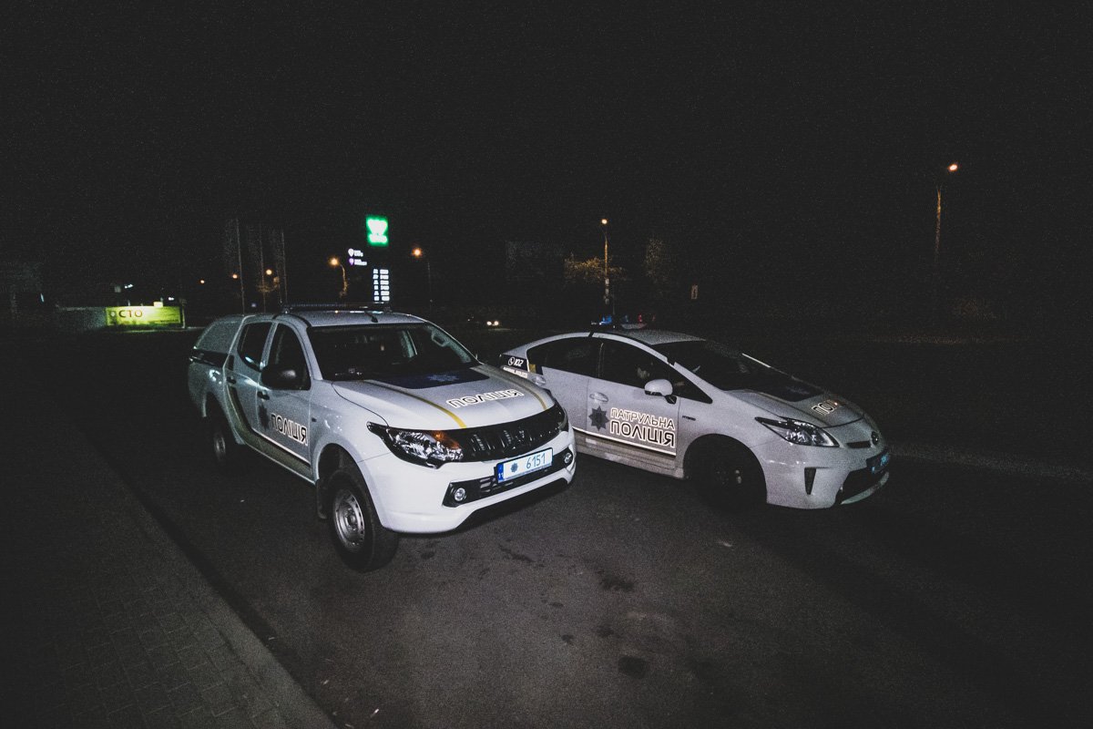 По словам очевидцев, мужчина сел в машину и намеренно хотел сбить двух девушек