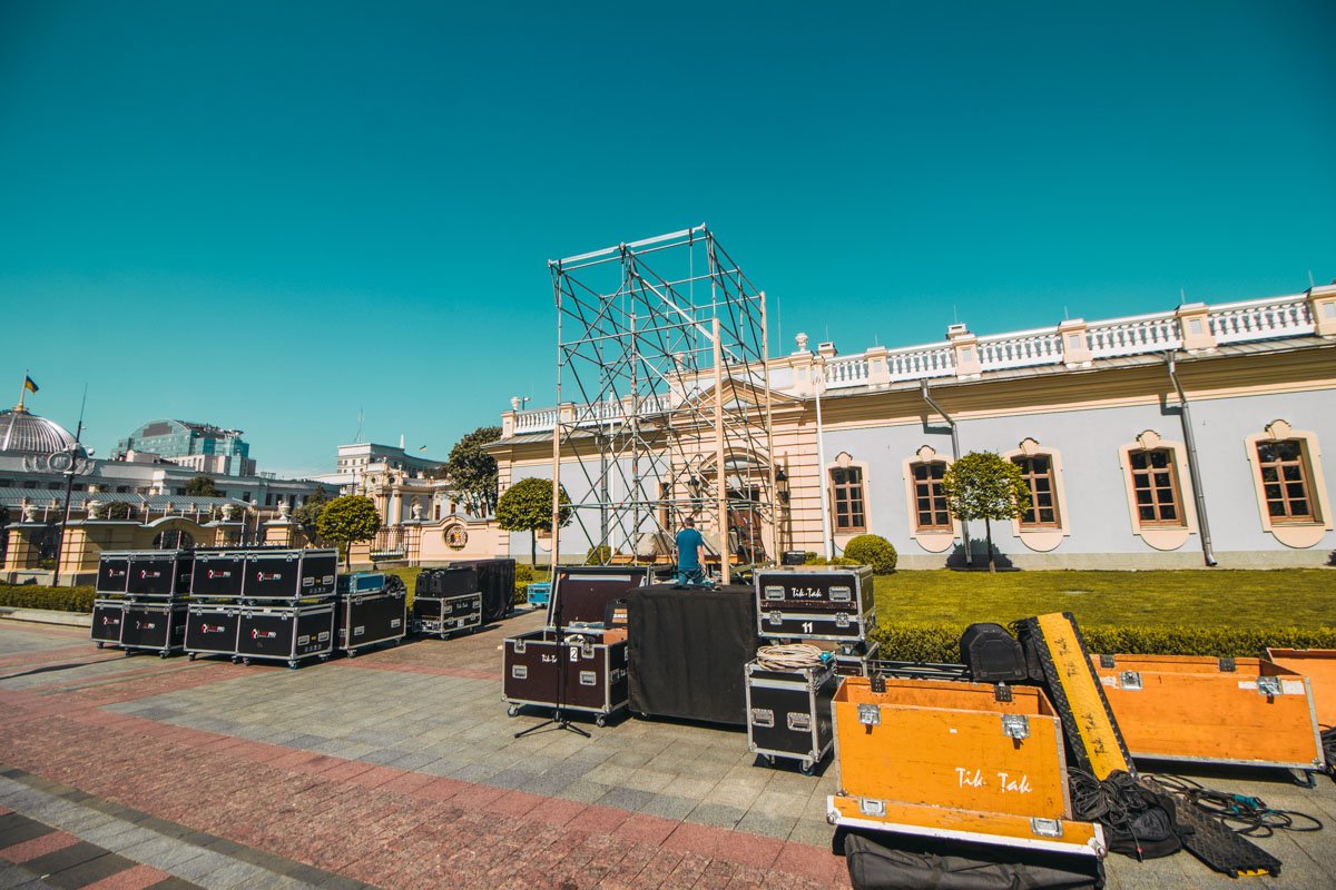 В центре парка устанавливают конструкцию для экранов 