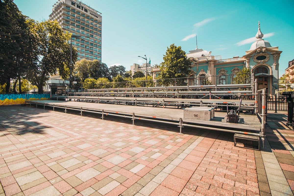 Также возле Верховной Рады установили небольшие трибуны для людей 