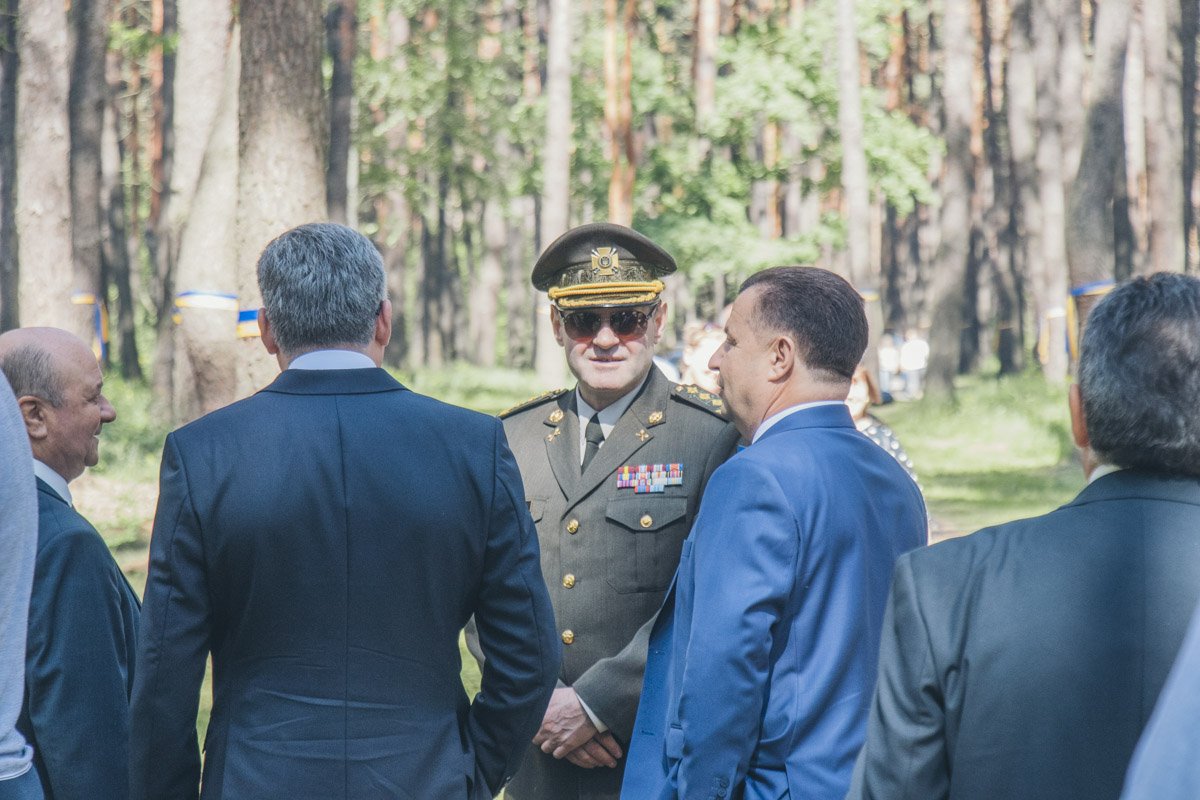 Помимо гаранта Конституции мероприятие посетили высшие военные чины Украины Помимо гаранта Конституции мероприятие посетили высшие военные чины Украины