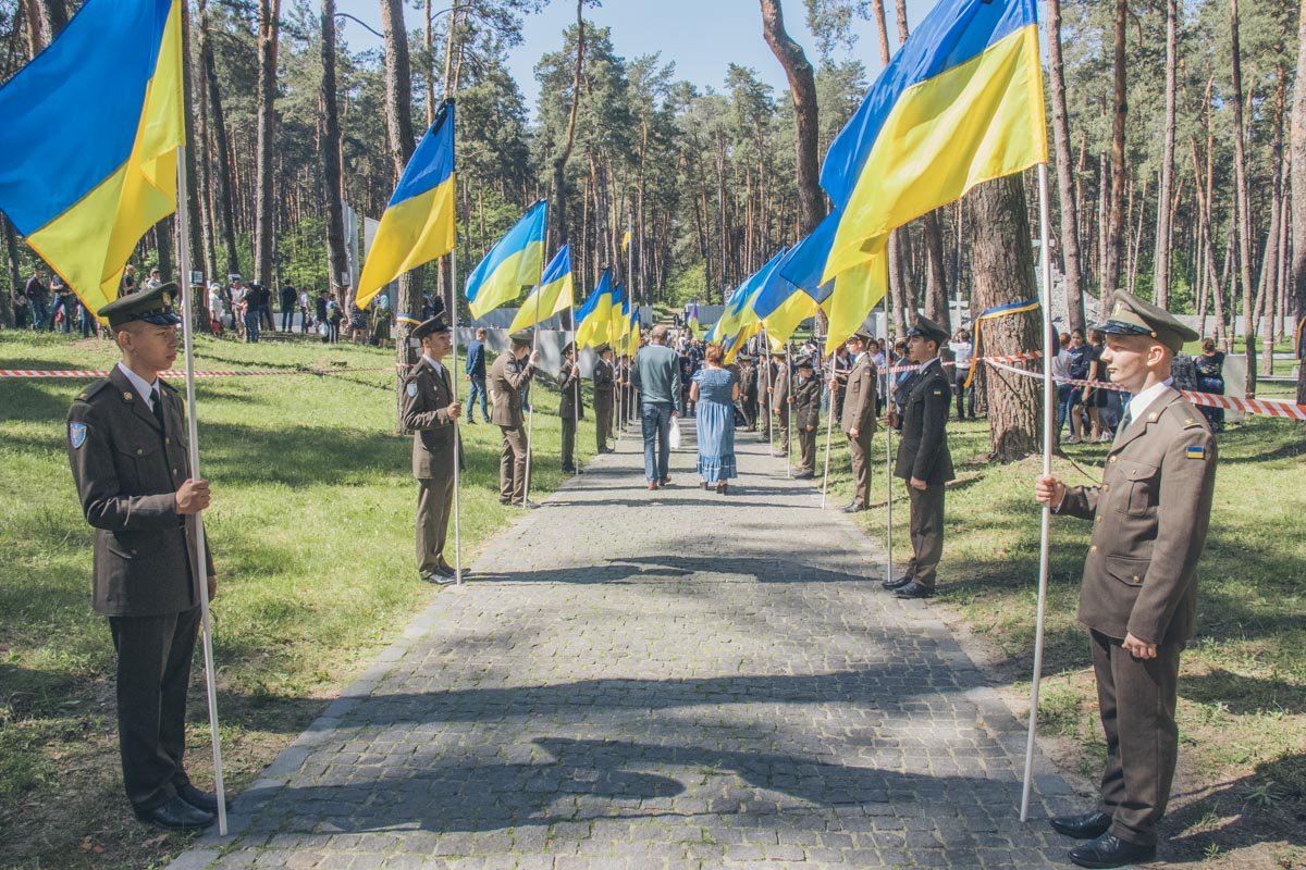 Продолжилась церемония минутой молчания, а завершилась возложением цветов и лампад Продолжилась церемония минутой молчания, а завершилась возложением цветов и лампад