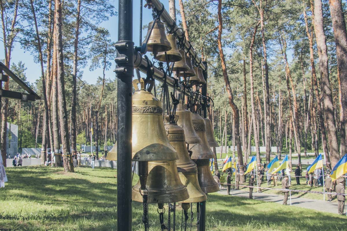 В течение всей церемонии в память о тысячах погибших звонили колокола В течение всей церемонии в память о тысячах погибших звонили колокола