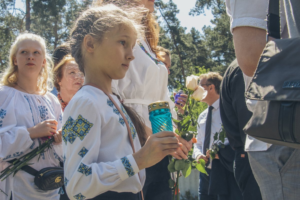 Среди пришедших людей было немало детей и еще больше - пришло в вышиванках Среди пришедших людей было немало детей и еще больше - пришло в вышиванках