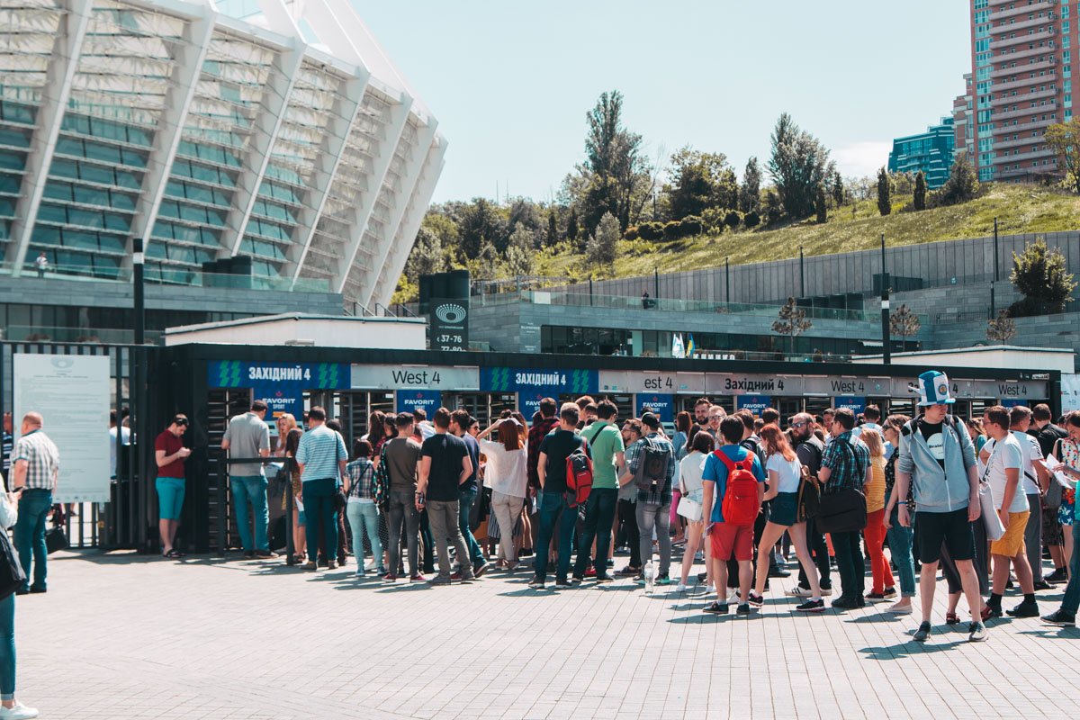 Интеллектуалы выстроились в очереди перед входом в НСК