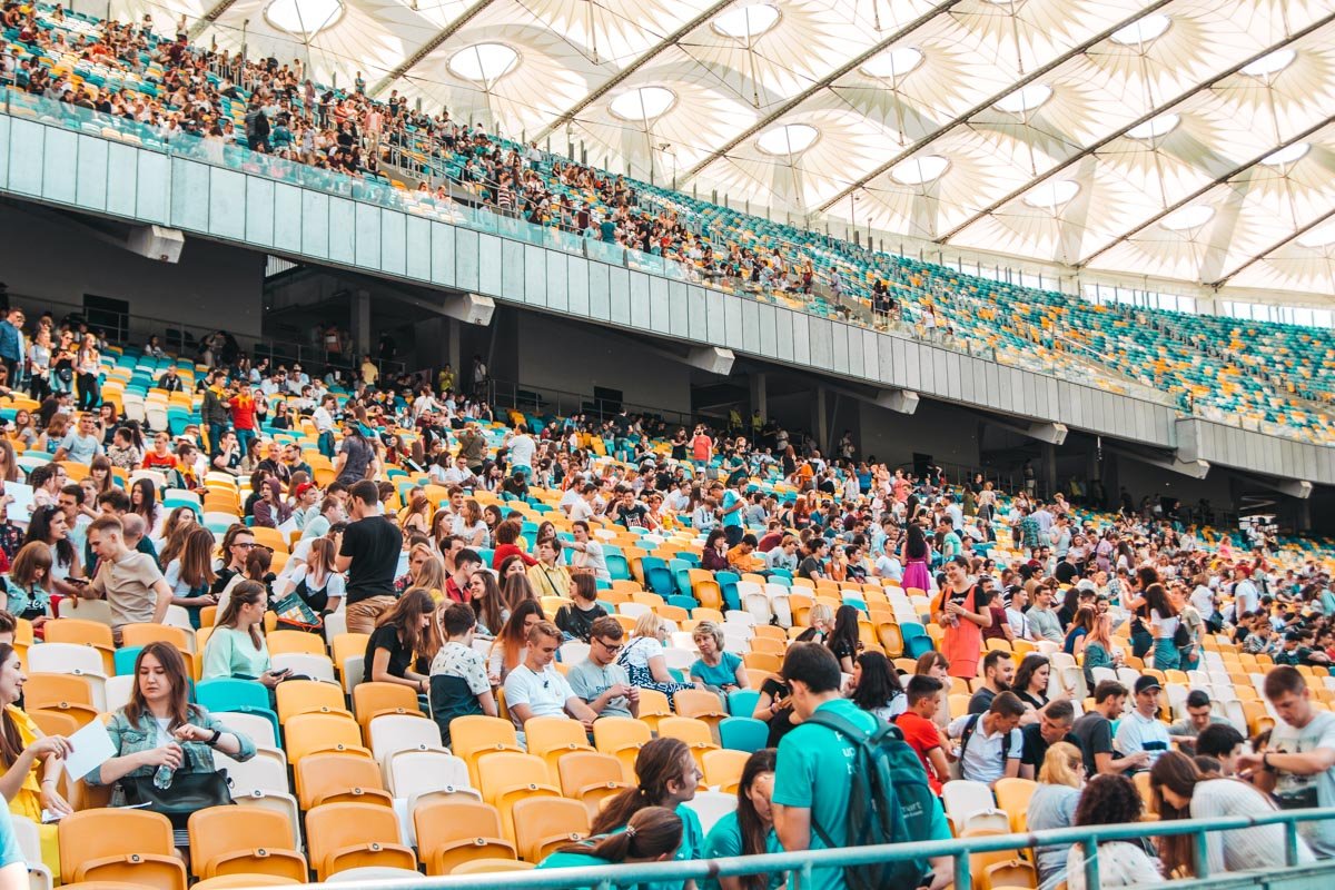 На стадионе собрались около 2 тысяч участников