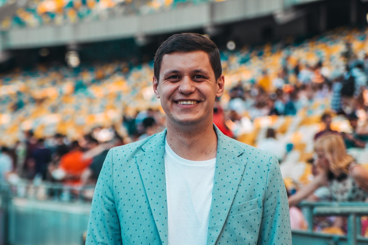 Ведущим мероприятия стал руководитель студии «Мамахохотала» Роман Грищук