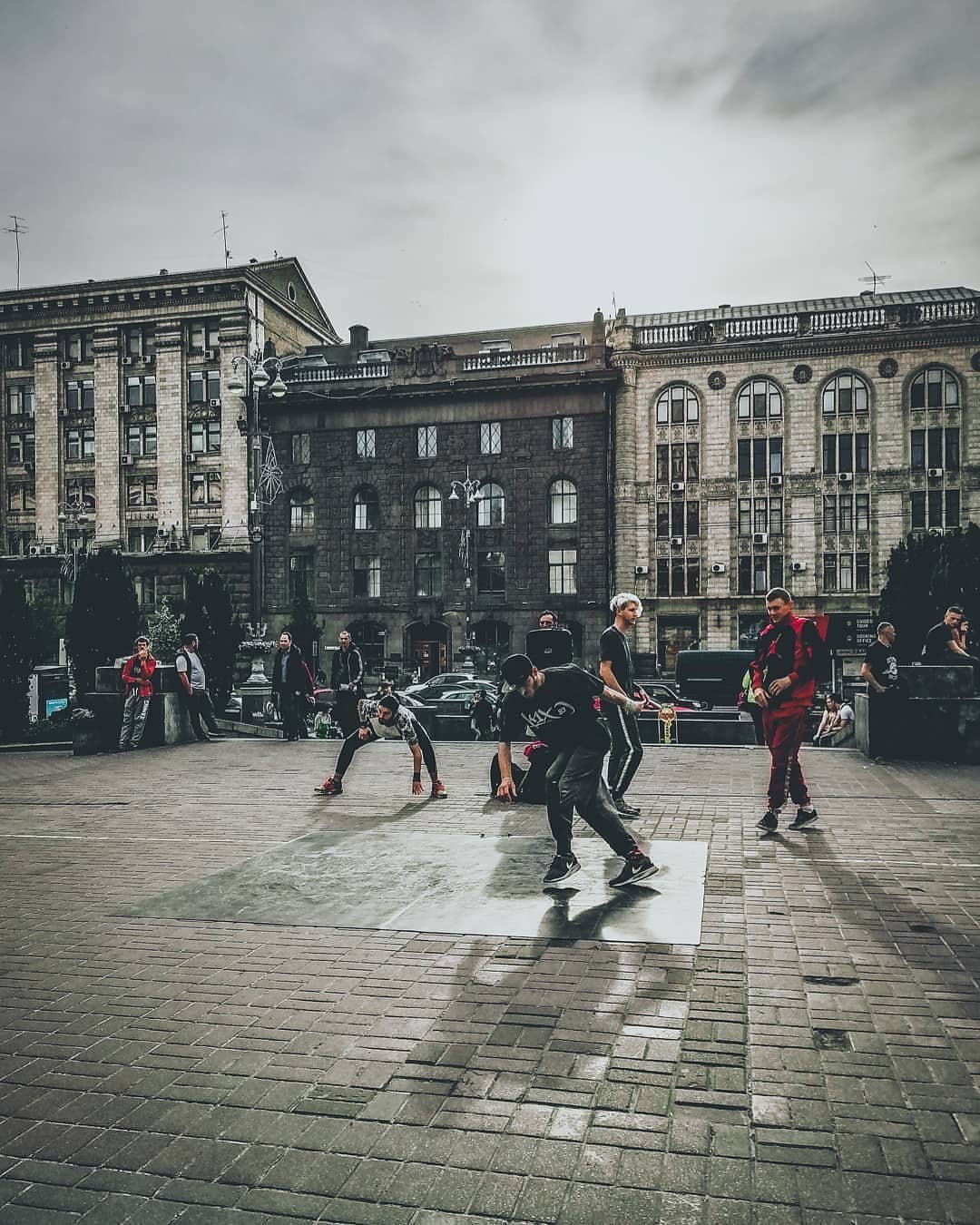 Даже такие, не слишком яркие, снимки отлично передают погоду за окном. Погоду, когда все выгорает. Фото: @find.kiev
