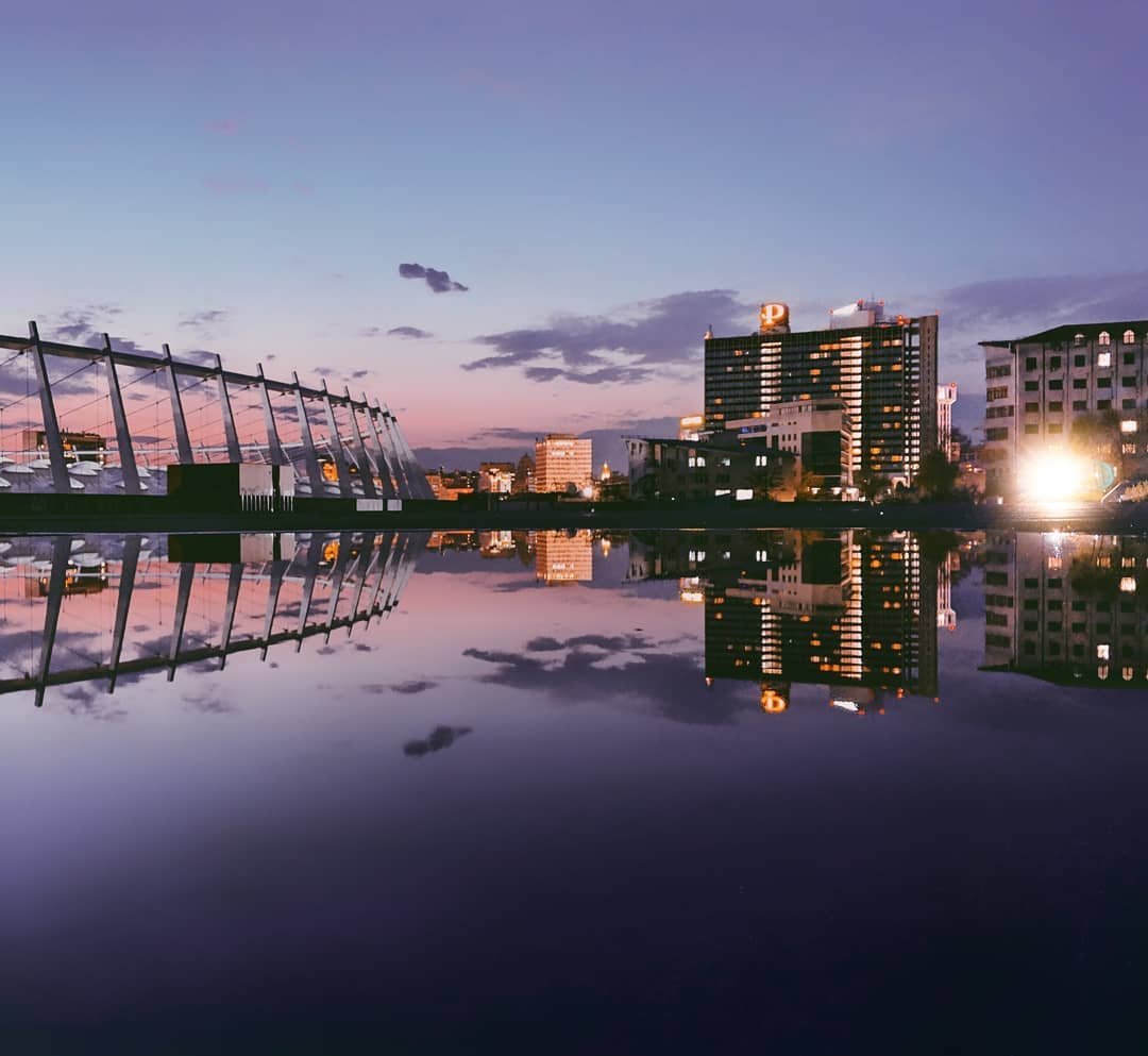 И наш личный фаворит на этой неделе, который подтверждает, что дождь и сумерки не помеха для волшебства. Фото: @vlad.pyatigor