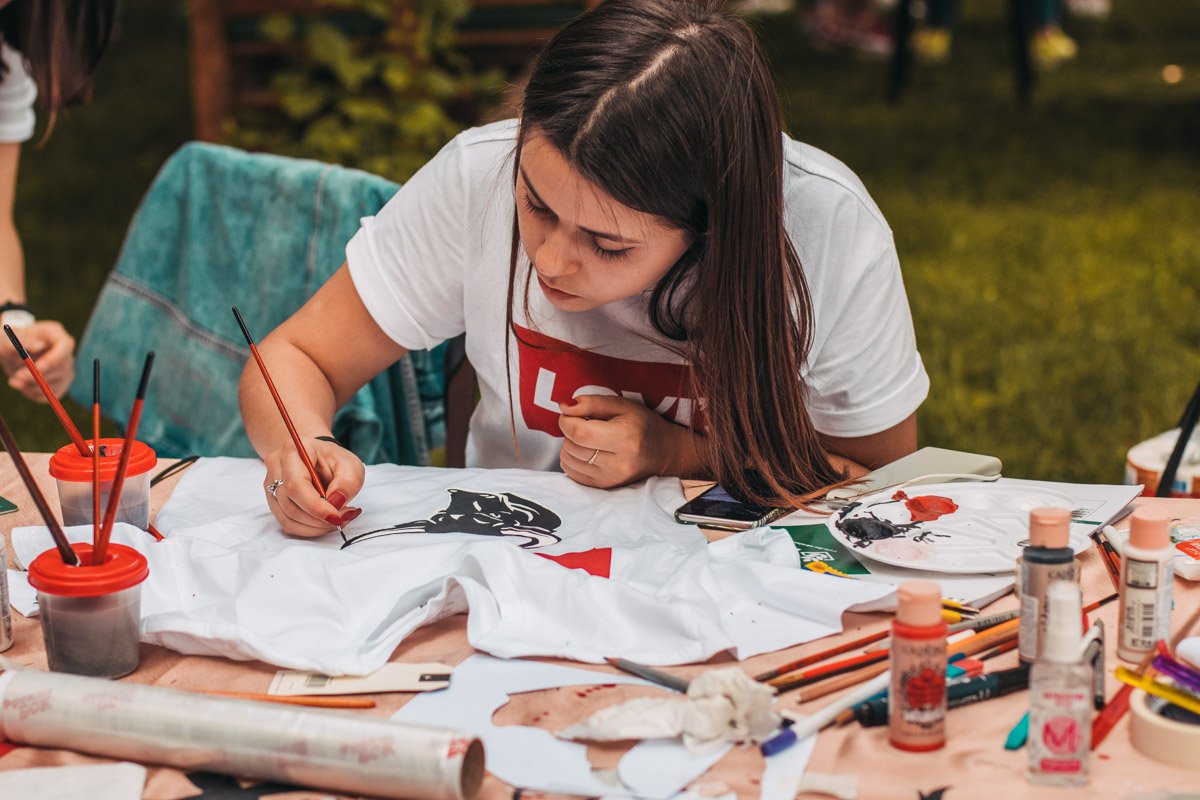 Можно было купить футболки с эксклюзивным принтом Можно было купить футболки с эксклюзивным принтом