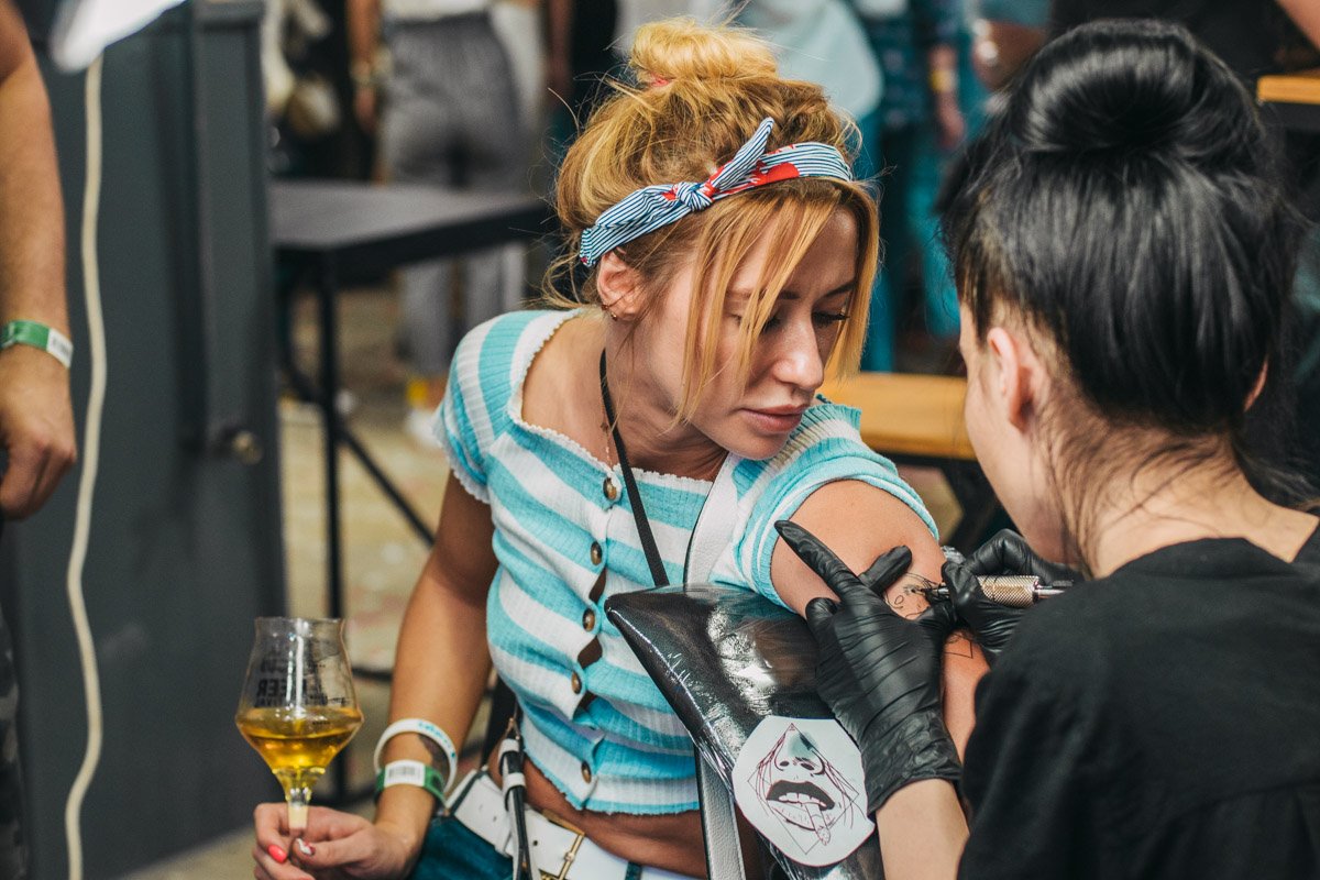 На фестивале работала зона с тату-мастерами На фестивале работала зона с тату-мастерами