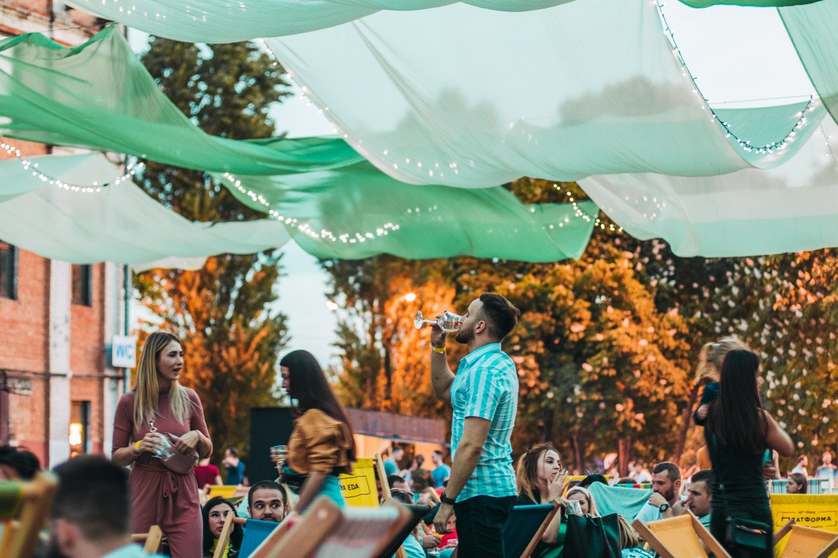 Зеленка - всегда переполнена людьми, здесь невероятно уютна атмосфера Зеленка - всегда переполнена людьми, здесь невероятно уютна атмосфера