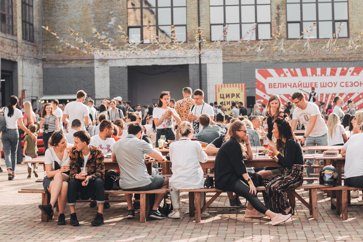 Вот так выглядел фудкорт в зоне с цирковым шоу Вот так выглядел фудкорт в зоне с цирковым шоу