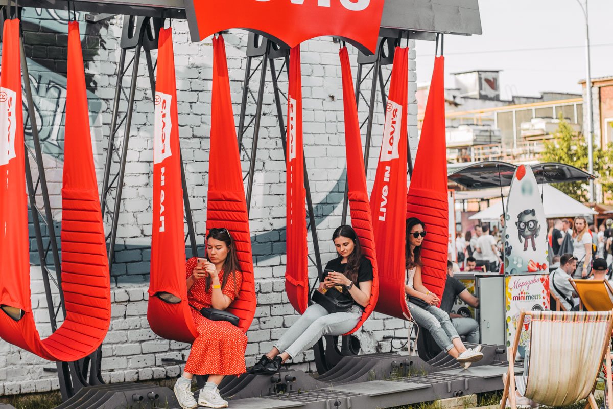 Вот она - заветная фотозона всех желающих получить подарки от Levi's Вот она - заветная фотозона всех желающих получить подарки от Levi's