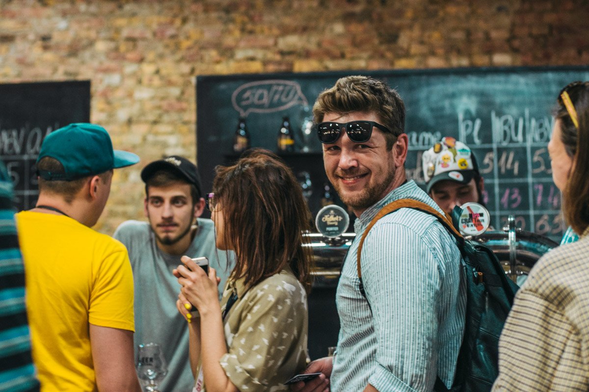 Когда в очереди за пивом заметил фотографа