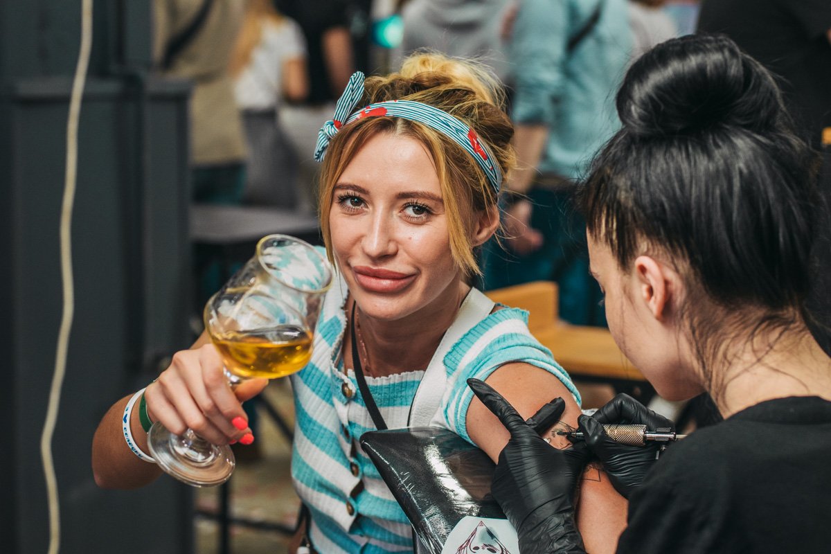 Девушка умело совмещает три дела: пиво, отдых и тату