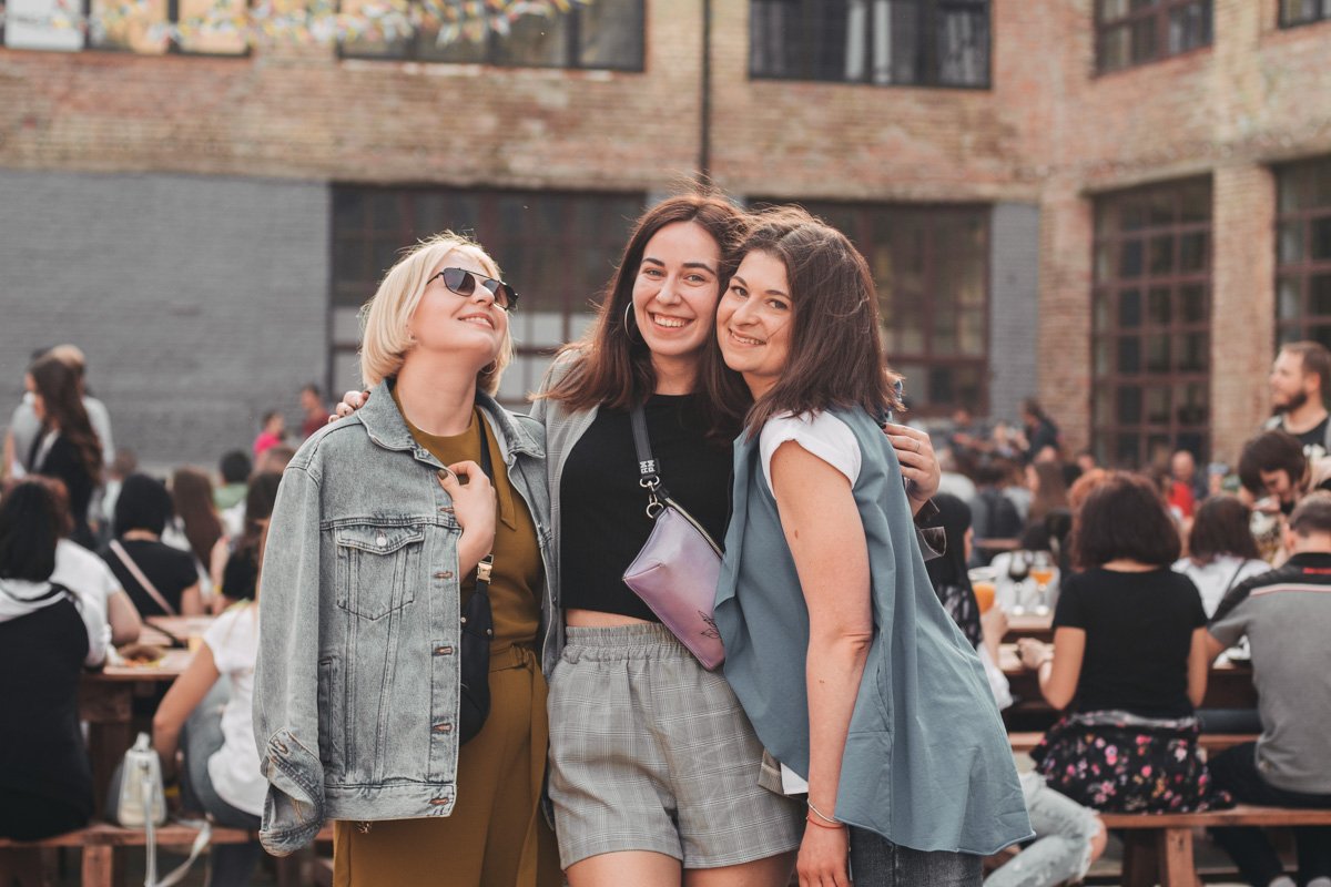 Даже не пришлось уговаривать для фото, девчонки любят позировать