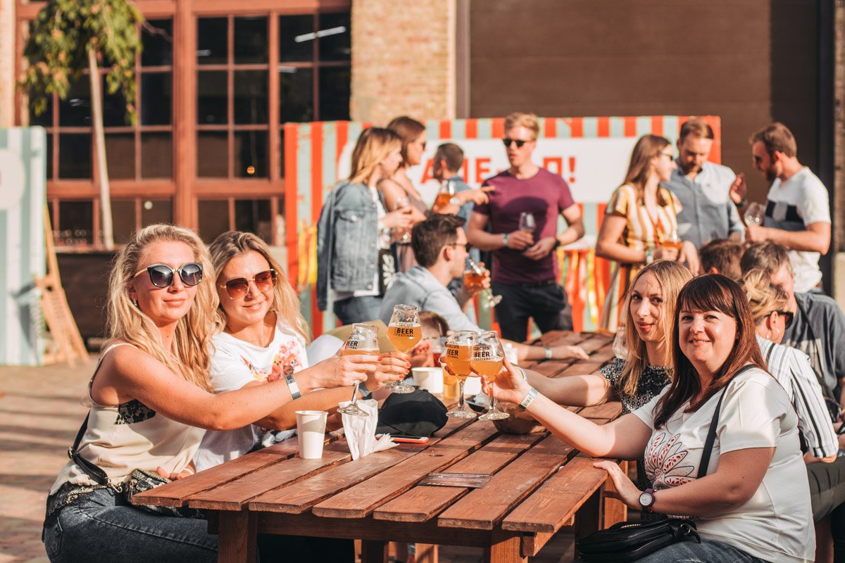 На фестивале пива женские компании тоже не редкость