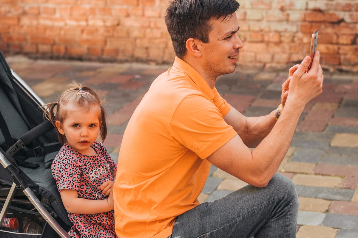 Спряталась за папиной спиной, пока он снимает маму