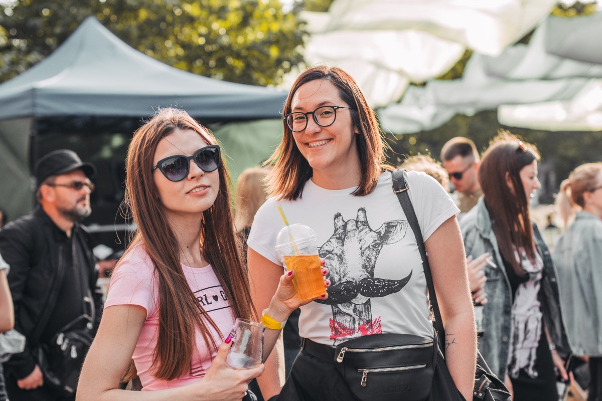 Какая крутая футболка с жирафом!