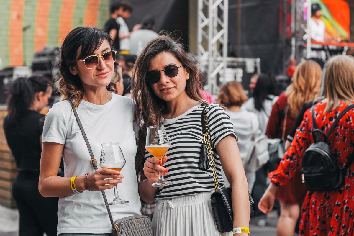 То ли пива поклонницы, то ли Димы Кадная 