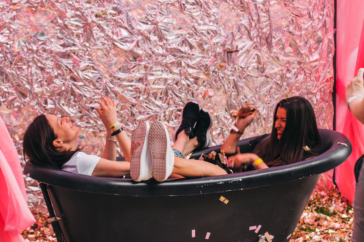 Девочки репетируют перед белыми ночами 