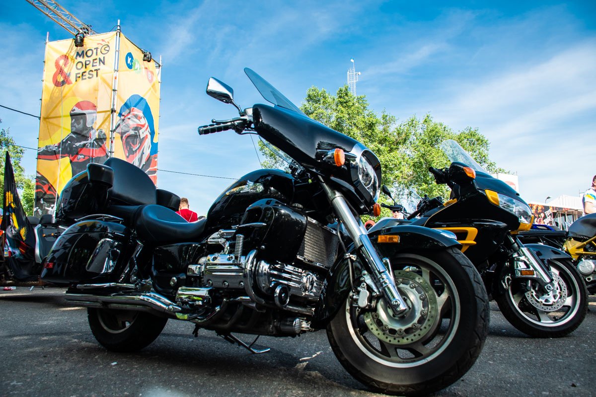 Первый день мотофестиваля был в первую очередь выставкой, во время которой все желающие могли полюбоваться железными конями