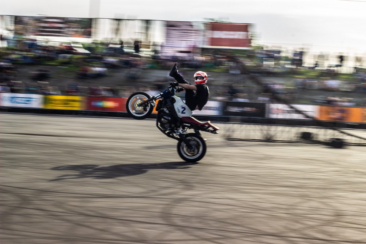 Если предыдущее фото вас не впечатлило, просто оцените скорость, с которой байки разъезжали на одном колесе