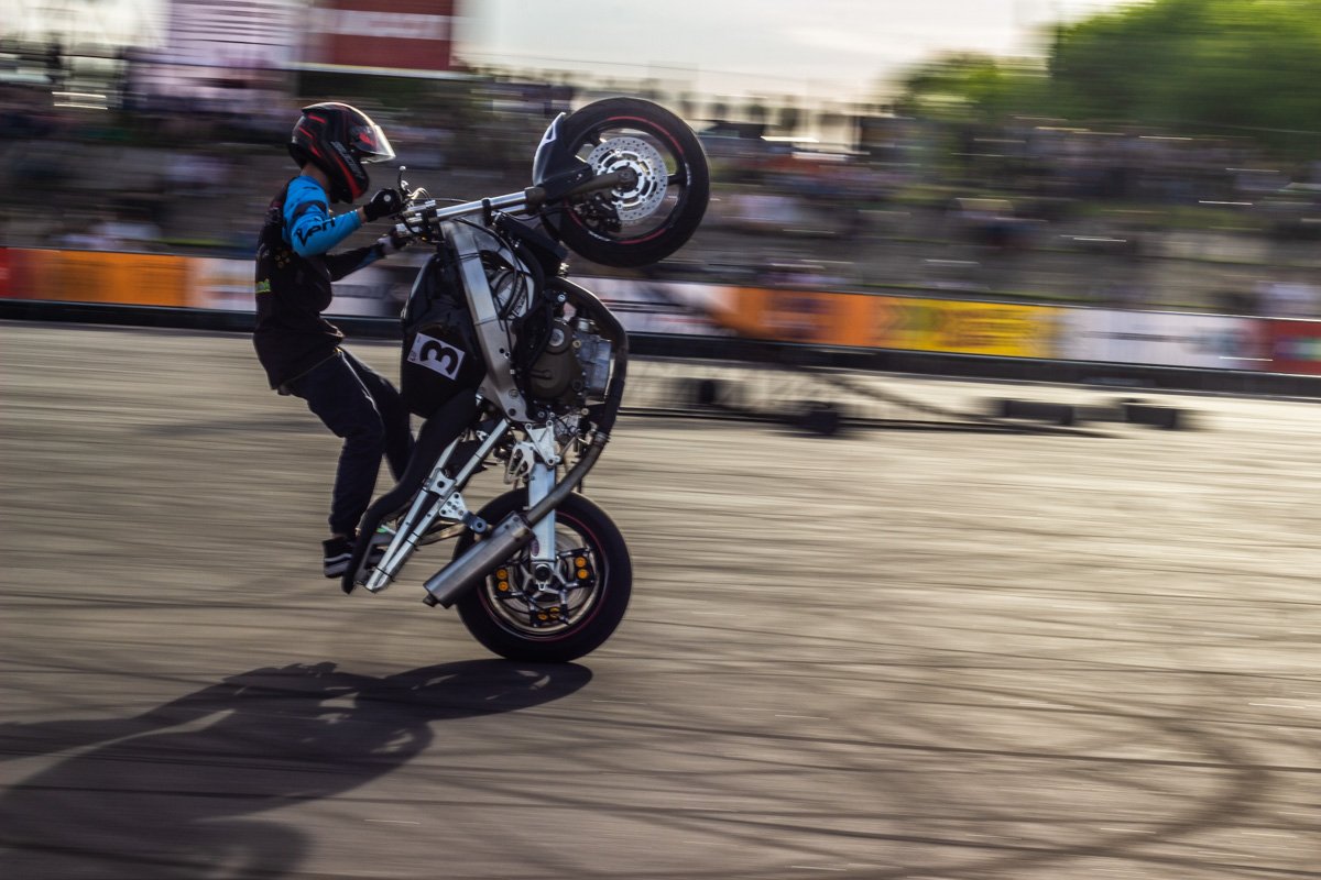 Также собравшихся любителей мотоспорта порадовали своими выступлениями спортсмены на раллийных эндуро