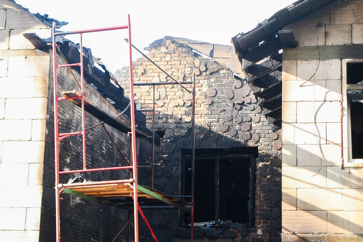 Местные жители говорят, что в зданиях находился хостел