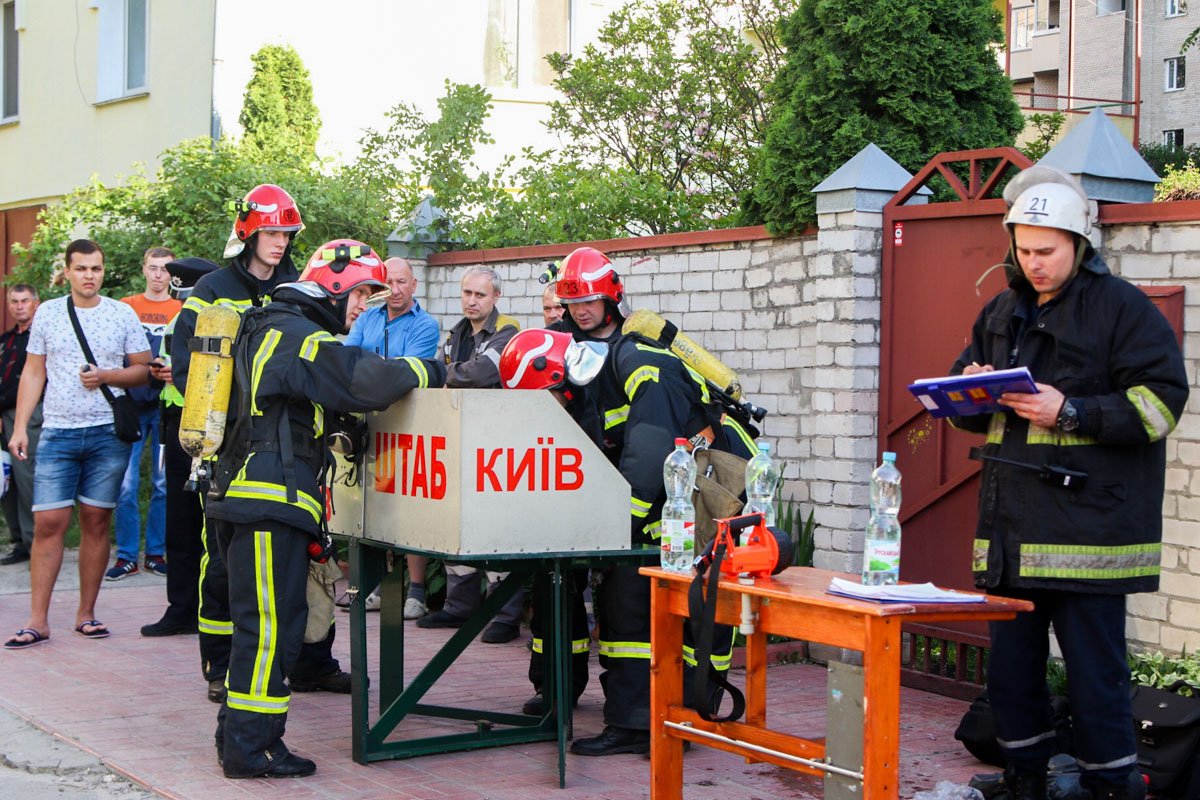 На месте спасатели развернули оперативный штаб