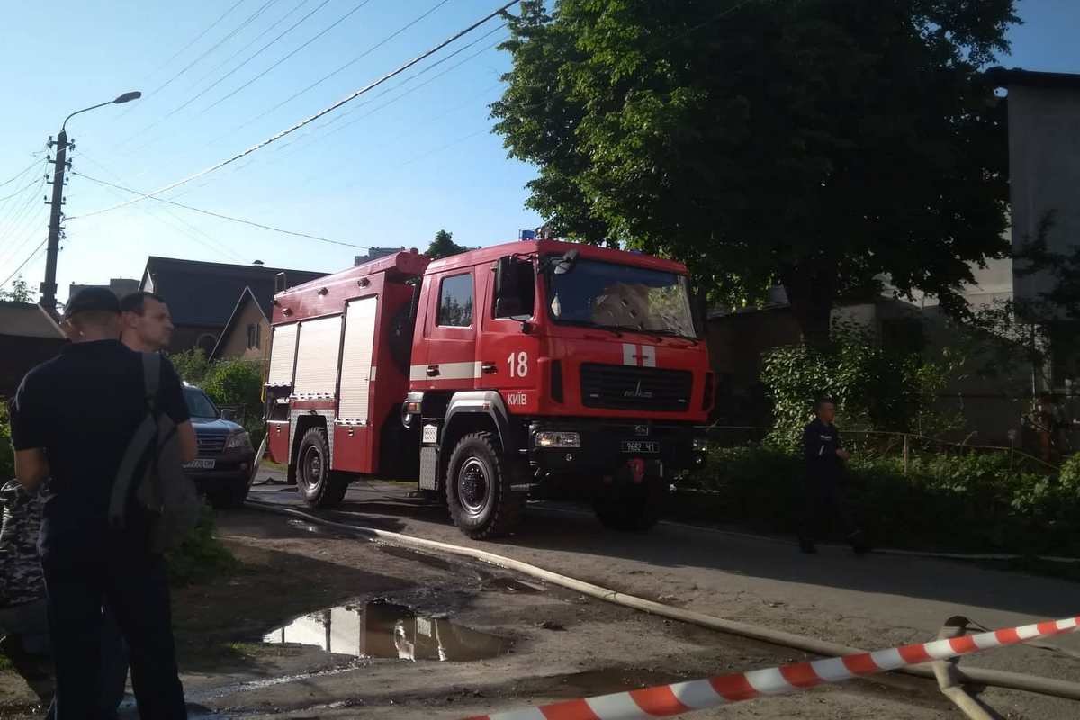 В Киеве на улице Академика Тутковского загорелось двухэтажное жилое здание