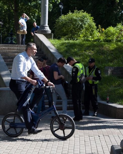 Мэр Киева приехал на инаугурацию на велосипеде 