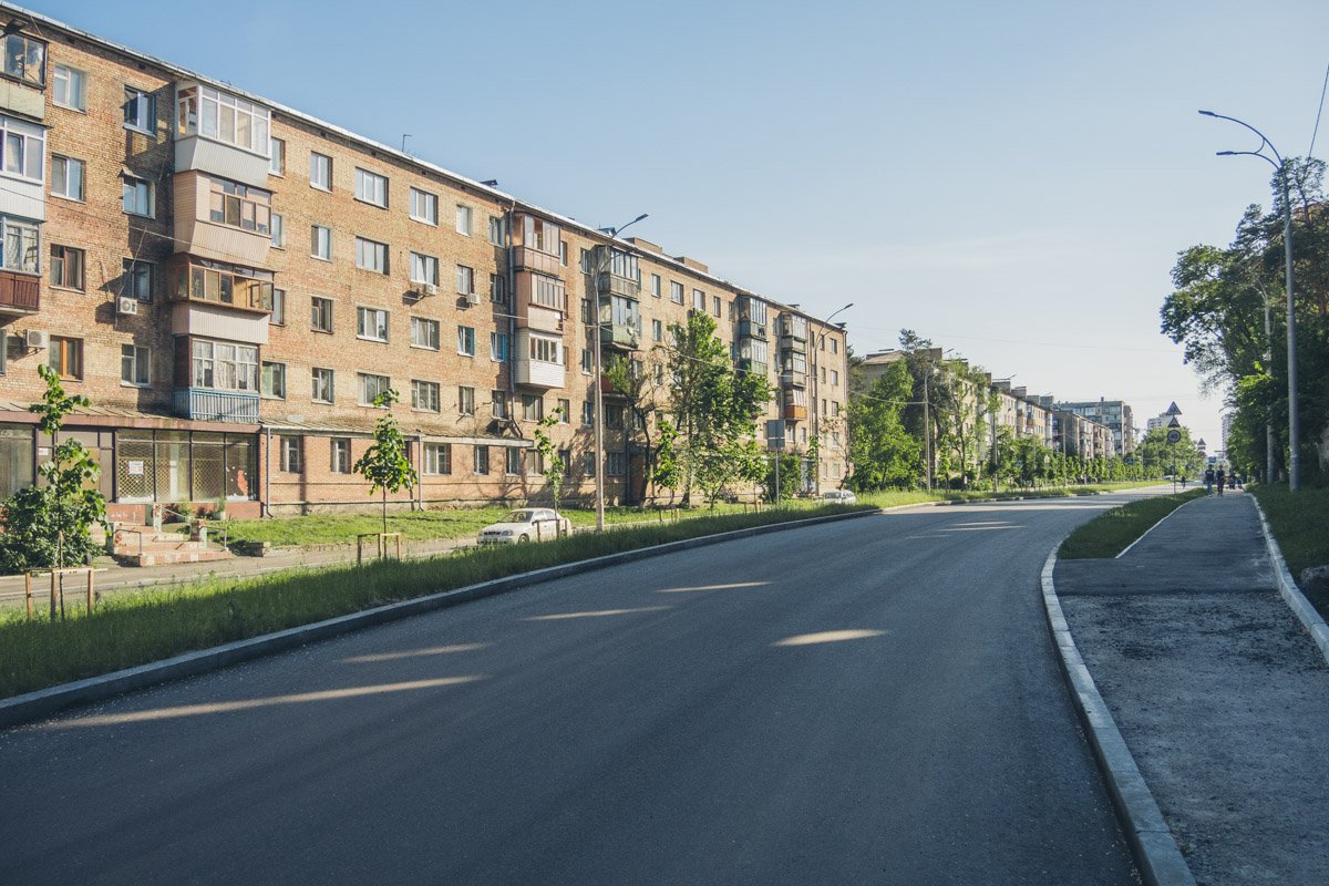 В ходе ремонта рабочие полностью заменили асфальтное покрытие, которое капитально не ремонтировалось с 1965 года В ходе ремонта рабочие полностью заменили асфальтное покрытие, которое капитально не ремонтировалось с 1965 года