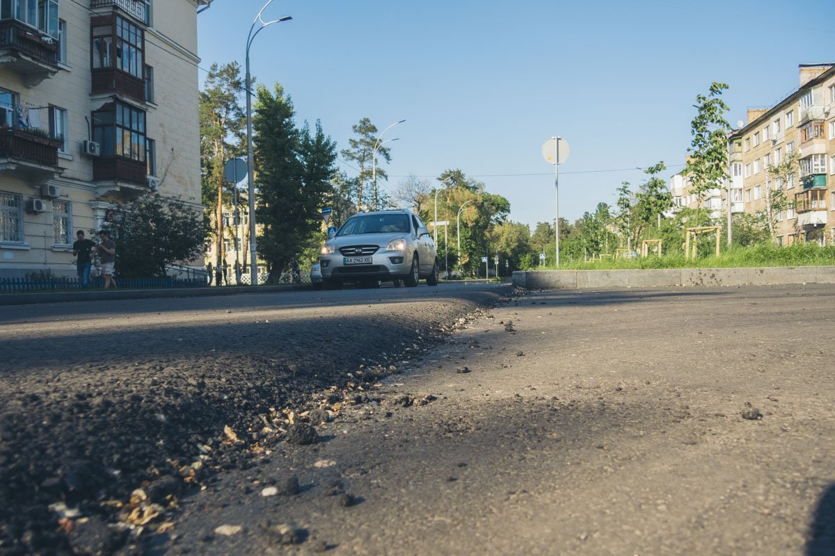 В данный момент ремонтникам остается покрыть асфальтом отдельные секции дороги, в том числе и участок в середине улицы В данный момент ремонтникам остается покрыть асфальтом отдельные секции дороги, в том числе и участок в середине улицы